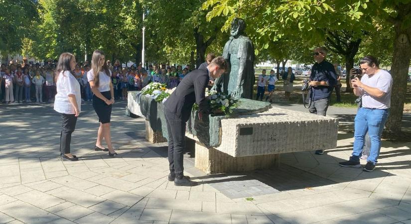 A „legnagyobb magyar” munkássága előtt tisztelegtek, közös felolvasással készültek a diákok – fotók, videó
