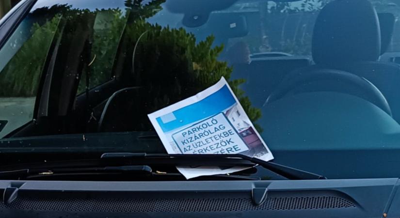 Ablaktörlő alá tett figyelmeztetés borzolja az autósok idegeit a Bercsényi utcai parkolóban