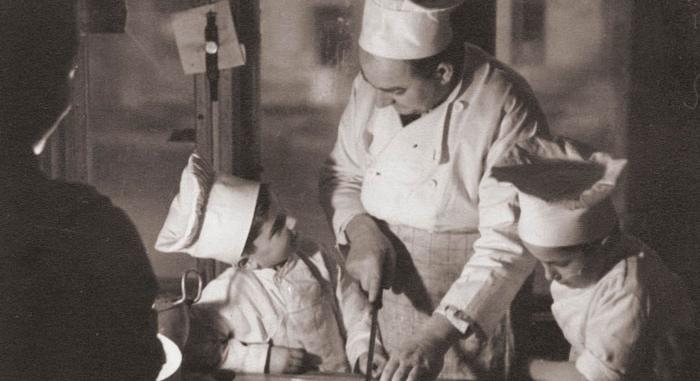 Édes pillanatok: régi fotókon Győr legendás cukrászdája