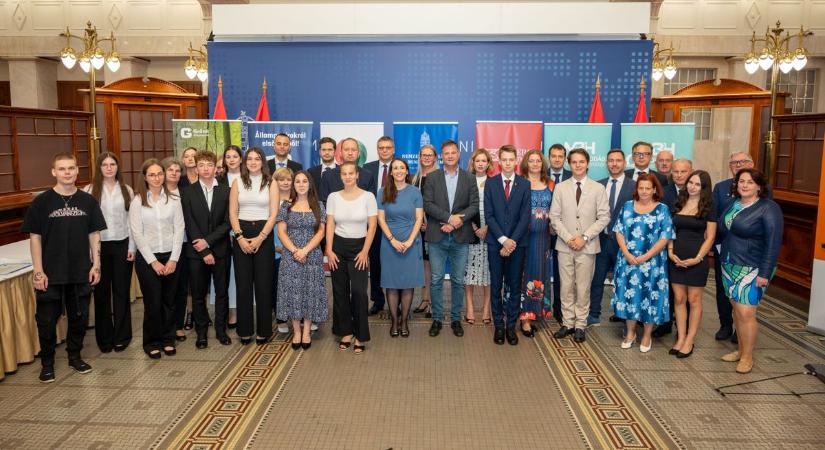 Ha ebbe a suliba jársz, nem lesznek pénzügyi gondjaid - Kaposvári diák és tanár tarolt a Pénzmesterek versenyen