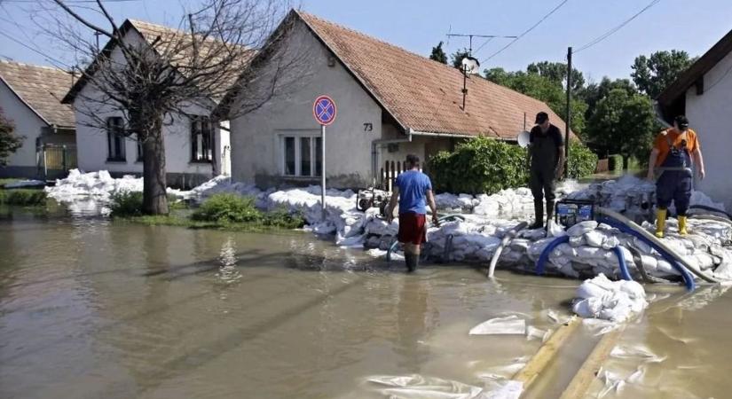 Videón, fotókon a dunai árvíz hősei Fejérben, egy éve így harcoltak a Dunával