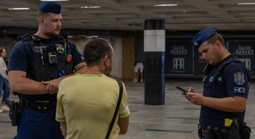 Megszállták a rendőrök a Blaha Lujza teret