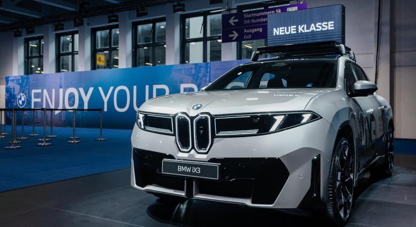 Tízezrek rohannak a debreceni BMW után
