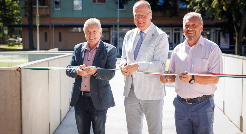 Ajkán összefogott két különböző politikai táborba tartozó ember a jó cél érdekében – jelentette be Navracsics Tibor