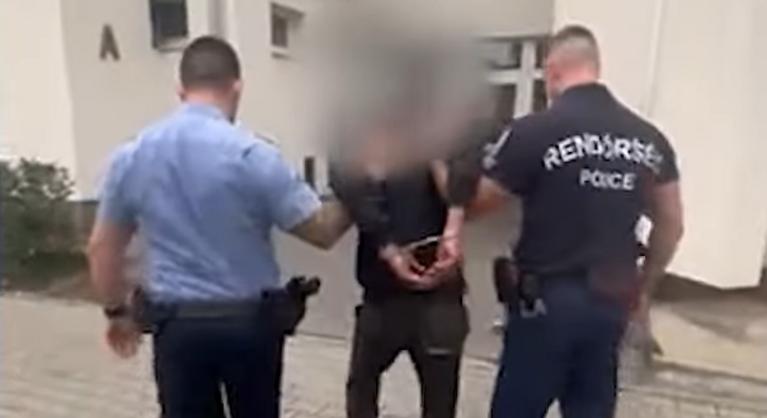 Kattant a bilincs a ceglédi csokitolvaj kezén, rablás miatt 4 év börtönbüntetésre ítélték