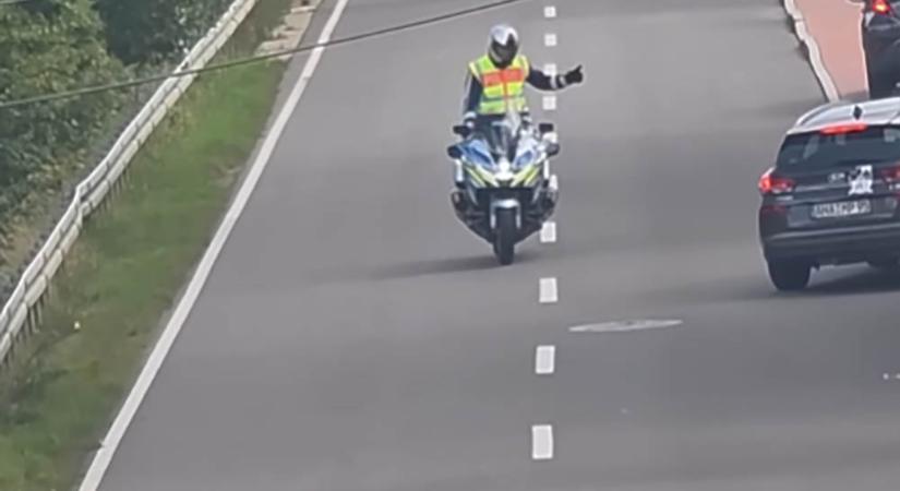 Egyedi de hatékony módon küldte le az útról az autósokat a német rendőr
