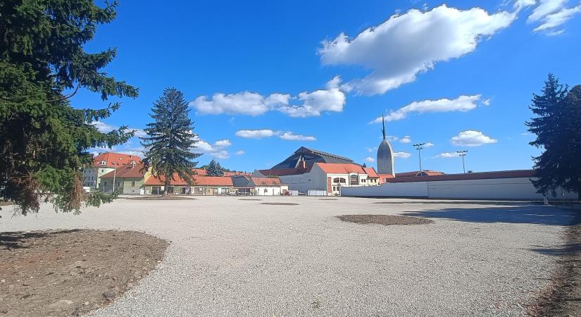 Megnyílik a Petőfi téri Vásártér