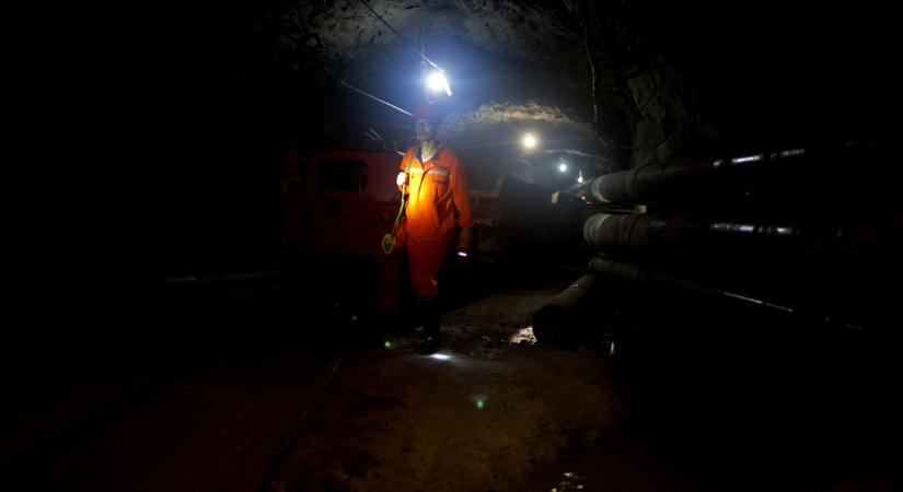 Meghalt egy bányász a Kelet-Kínában berobbant aranybányában, a többiek mentése még tart