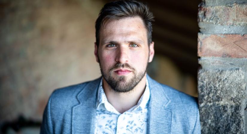 „Szeretnénk, hogy a gyerekeinknek ne ebben a légkörben kelljen felnőniük” – ezért szervez tüntetést a Loupe Társulat