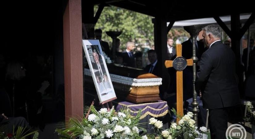 Eltemették Kásler Miklós Széchenyi-díjas egyetemi tanárt, volt minisztert Sárváron