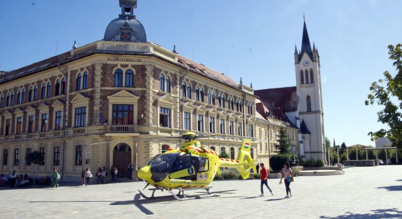 Mentőhelikopter szállt le a zalai város főterén (videó)
