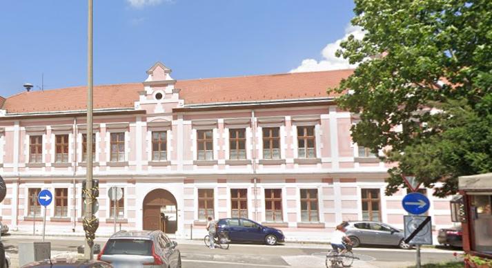 Tíz gyereket és egy tanárt vittek kórházba egy tatai iskolából, miután szúrós szagot éreztek a tanuszodában