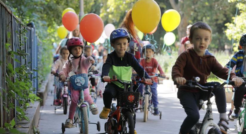 Gyerekzsivaj és guruló járművek: látványos felvonulással ért véget a Mobilitási Hét (videóval, képgalériával)