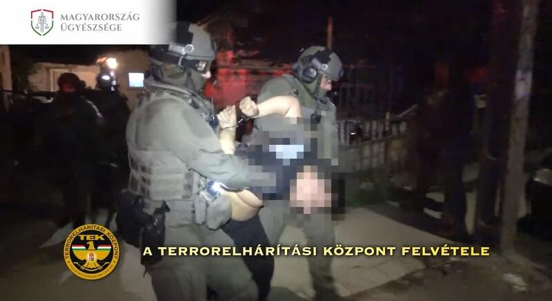 Így kapták el a rendőrökre támadó siófoki családot