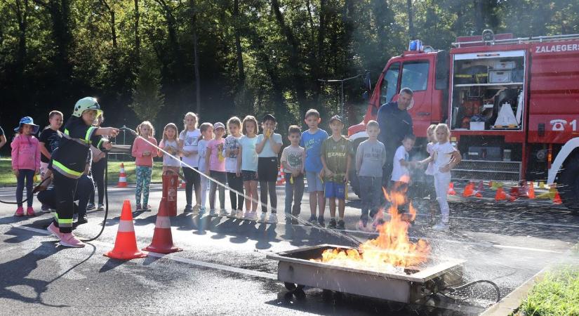 Ez a 700 gyerek megtanulta, hogy csak sisakban szálljon fel az elektromos rollerre (galéria, videó)