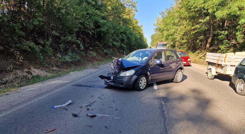 Két autó ütközött össze a 6-os főúton Dunaújvárosnál