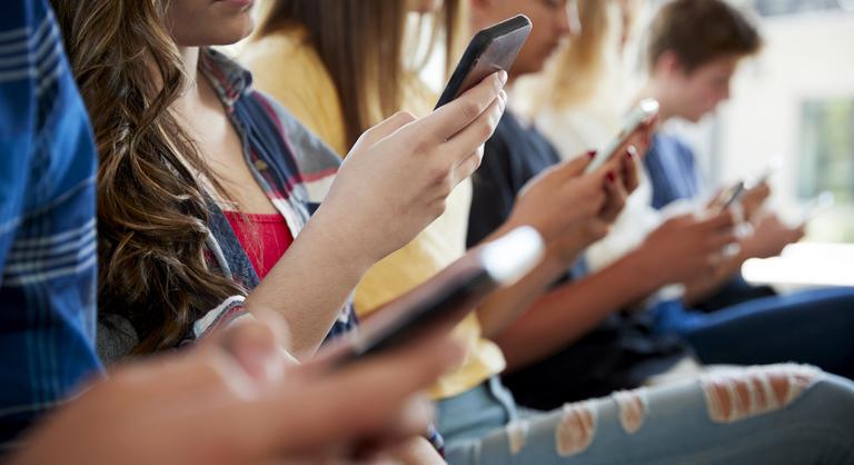 Komoly aggályokat vet fel a TikTok-őrület, amelyben a kanalaké a főszerep