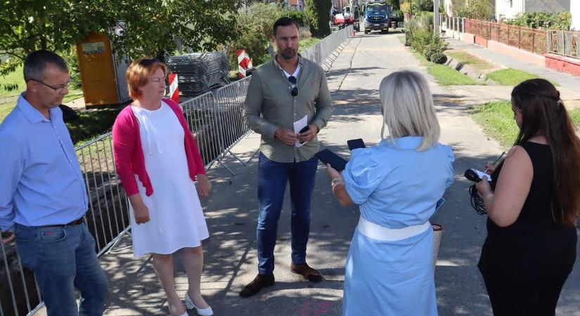 Vízelvezetés, gáz- és ivóvízhálózat korszerűsítése és végül aszfaltozás – ennyi minden történik ebben az utcában
