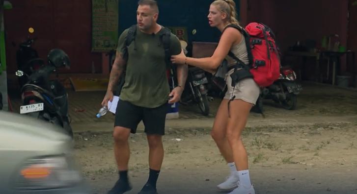 Elsodorta egy autó az Ázsia Expresszben stoppoló Curtist, Barnai Judit sírva fakadt