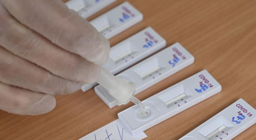 Egyre többen vásárolnak Covid-19 antigéntesztet a gyógyszertárakban