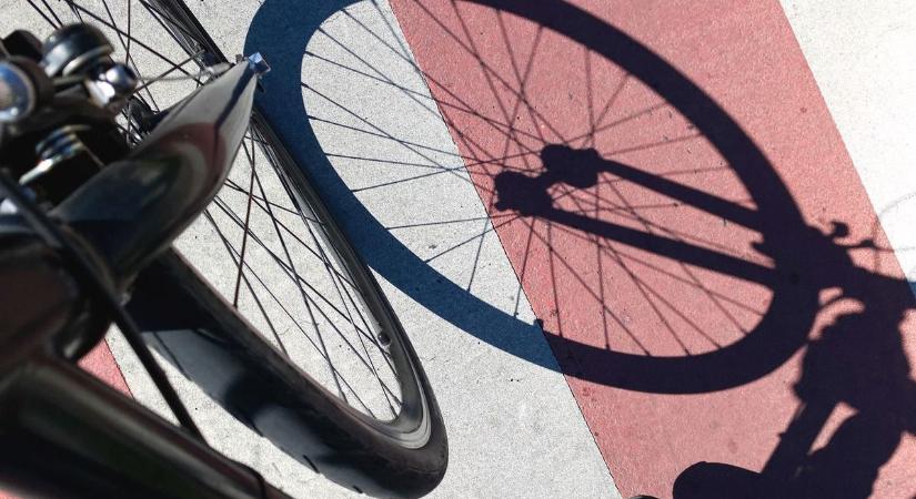 Letépte a kerékpározó idős nő karjáról a táskát, az áldozat a földön végezte
