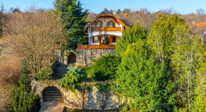 Fotókon az eladó ház, ami mindenkit ámulatba ejt a Balatonnál