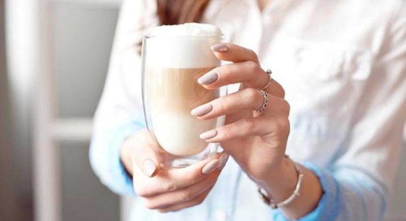 Ezt kérd a körmösödtől legközelebb: A chai latte manikűr az ősz leggyönyörűbb körömtrendje