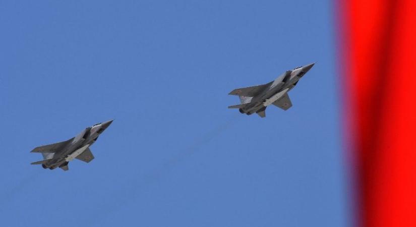 Eluralkodott a pánik: három orosz MiG-31-es tűnt fel a NATO légterében