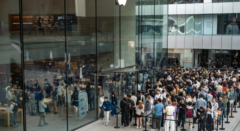 Kínában több százan álltak sorba az új iPhoneok miatt