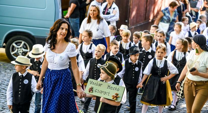 Óvodások léptei dobogtatták meg a Szüreti Napok ritmusát (videó és galéria)