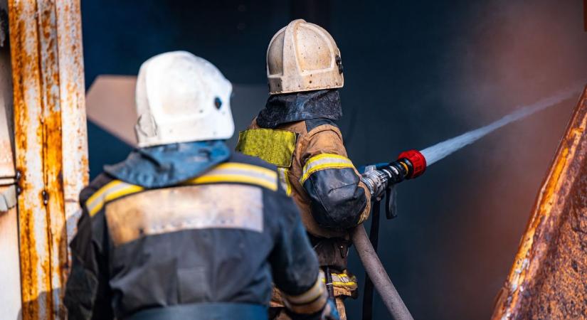 Teljesen kiégett egy melléképület, nagy erőkkel vonultak a tűzoltók