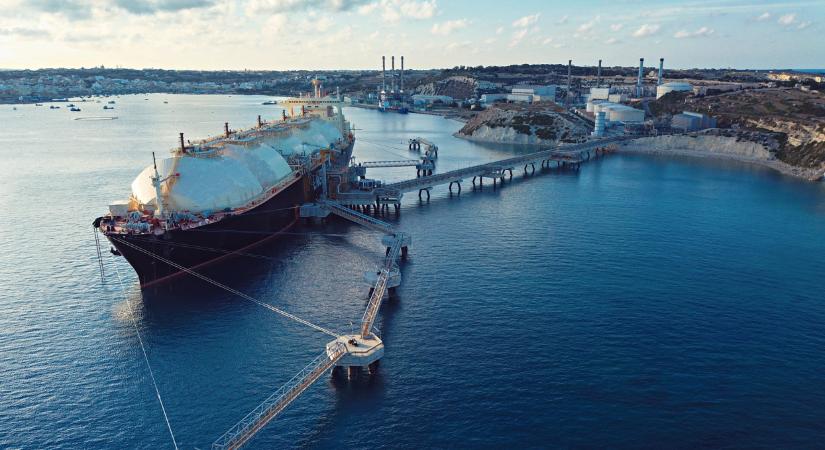 Az Európai Bizottság a tervezettnél egy évvel korábban megszüntetné az orosz LNG behozatalát