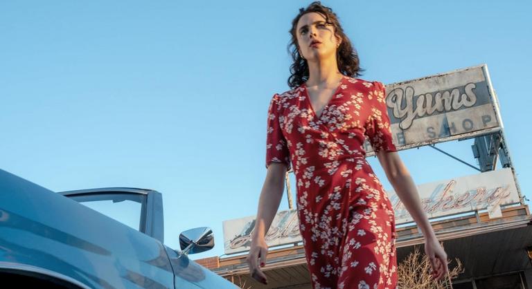 Leszbikus nyomozónőnek állt Margaret Qualley, kár kihagyni