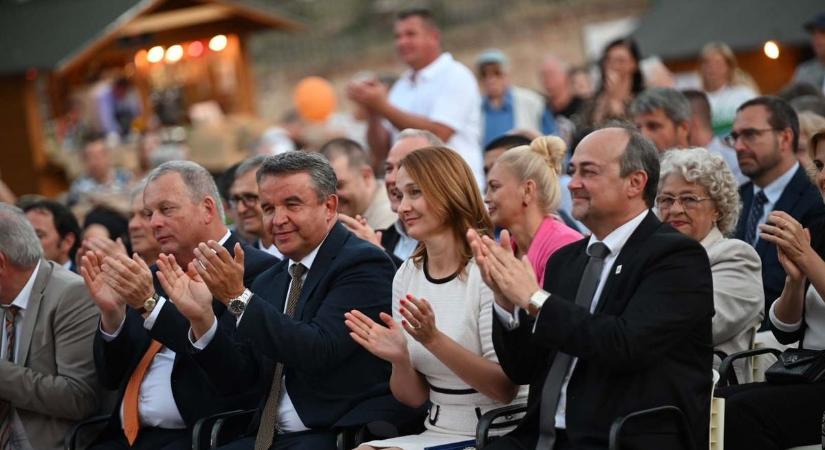 „Az élet túl rövid ahhoz, hogy rossz bort igyunk” – angyalok városává avatták a megnyitón Szekszárdot (galéria)