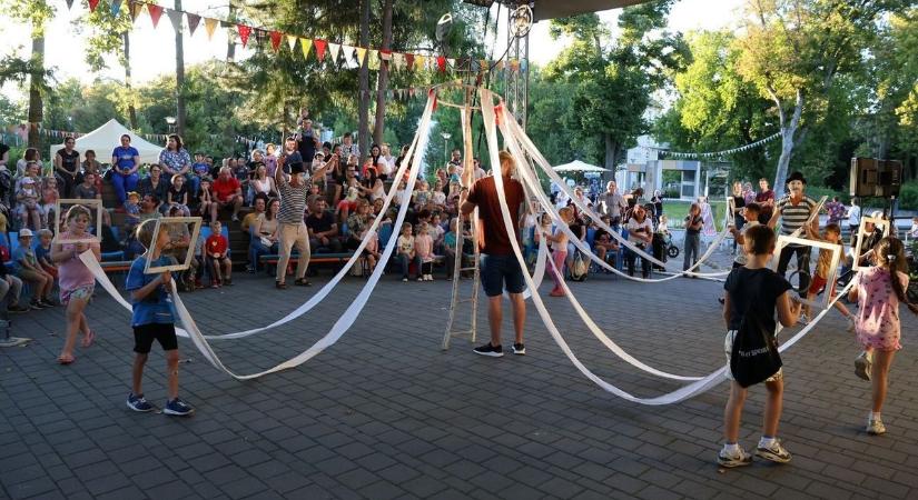 Gólyalábasok foglalták el a Vaszary Parkot, megnyílt a Parkszínházi fesztivál
