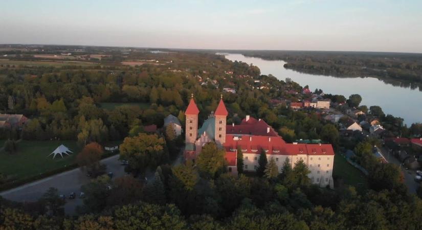 Tihanyi Apátság, a Balaton örök koronája – rakd ki online puzzle-ből!