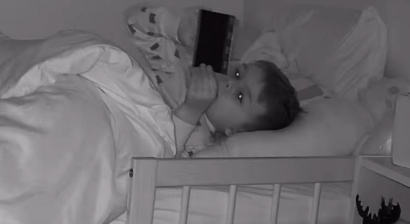 Fotót ad a fiának Emma: elsírja magát, amikor ezután a babamonitorra néz - Videó