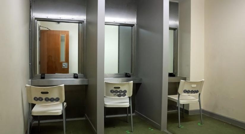 Hírhedt fegyveres bűnöző párját segítette a börtönben egy anya