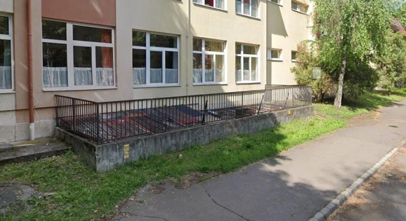 Szörnyűséget találtak az egri iskolánál! Ilyen látványra egy szülő sincs felkészülve – fotóval