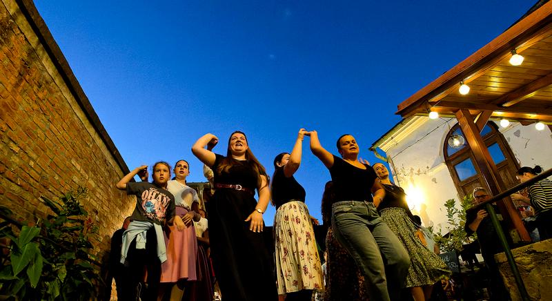 Folkkocsma a kőszegi Poncichter Borozóban a Hajnalcsillag Néptáncegyüttessel