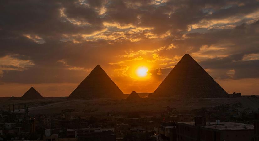 Hirtelen üvöltözni kezdett egy kislány az egyiptomi piramisban, iszonyatos dolgot talált