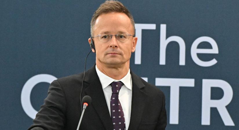 Szijjártó Péterről beszelnek Japánban, bejárta a világot a videó