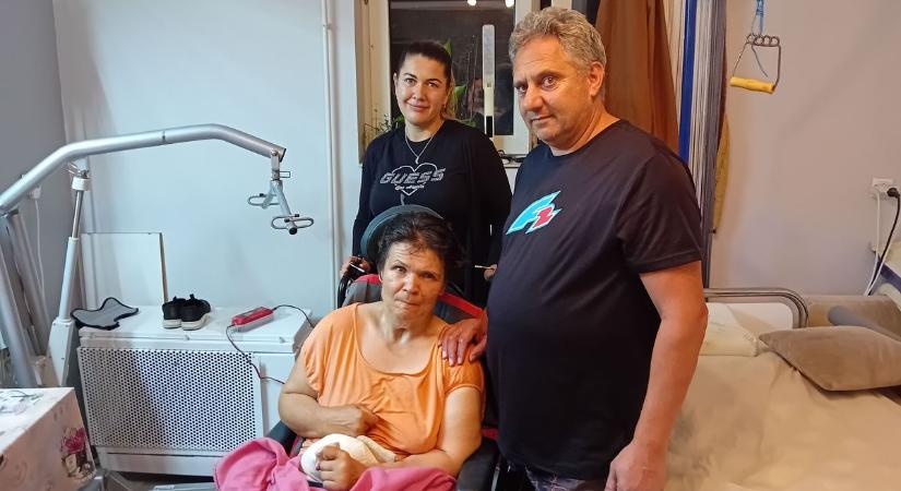 A szeretet erejével próbálja visszahozni súlyosan beteg felesége mosolyát a szabadszállási családapa – fotók, videó