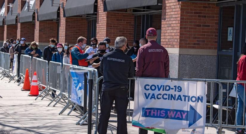Fordulat az USA-ban – nem ajánlják rutinszerűen a felnőtteknek a Covid-19 elleni oltást