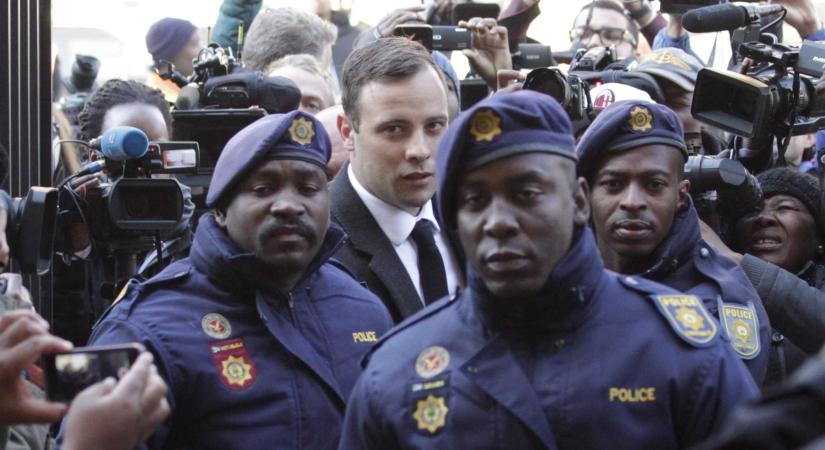 A parasportoló Oscar Pistorius, aki lelőtte barátnőjét már egy új dúsgazdag hölgy oldalán boldog