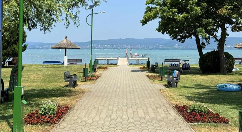 Jönnek az okosstrandok a Balatonra? Online napágyfoglalás, digitális térkép és QR-kódos kapu