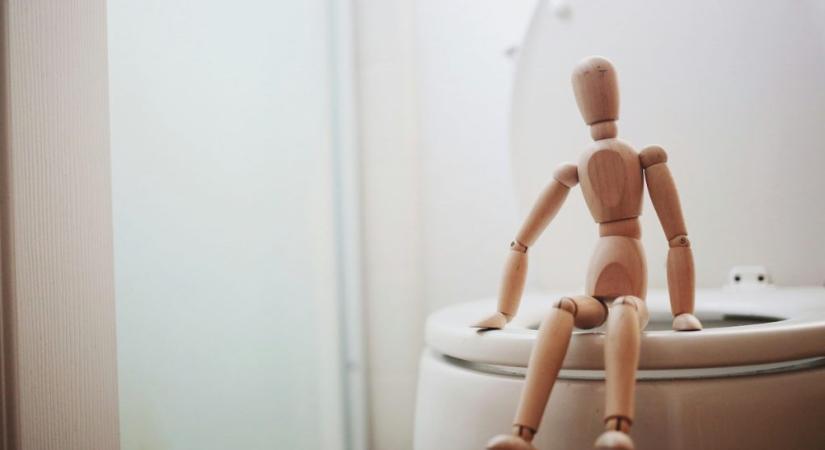 A vécén szokásos mobilozás rejtett egészségügyi kockázatai