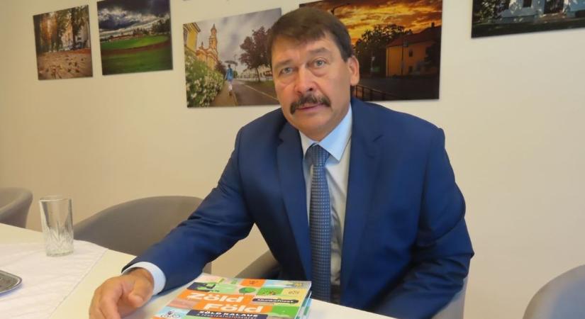 Áder János volt államfő aktív nyugdíjasként éli életét és nem szakadt el szülőföldjétől, a Rábaköztől