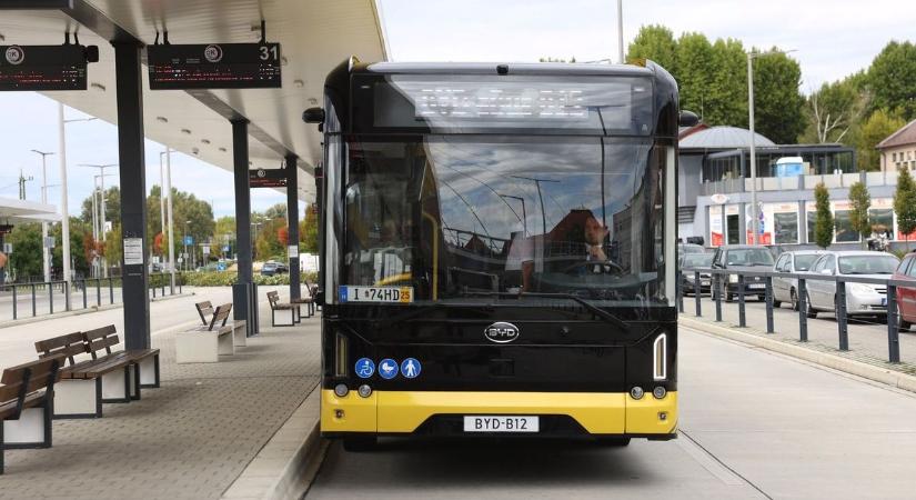 Életveszélyesen kanyargott a busz, vészfékezés lett a vége – háborognak az utasok
