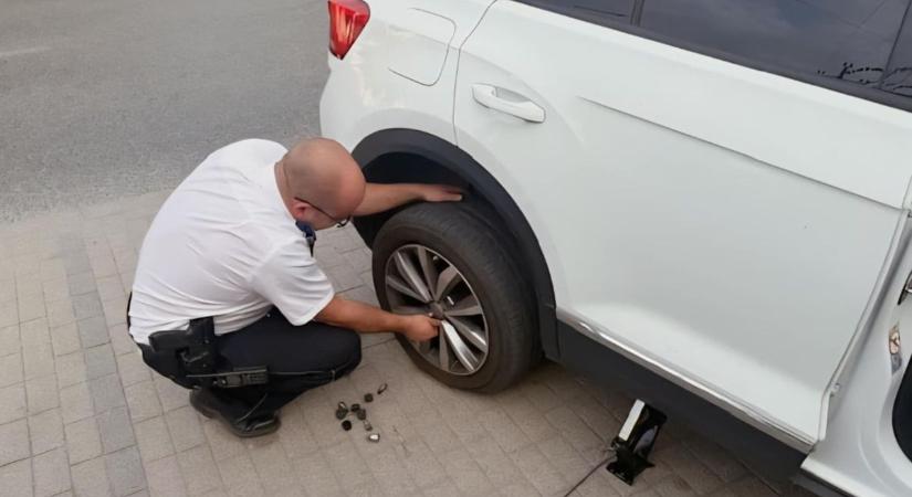 Hős rendőrök, akik kerékkulcsot ragadtak